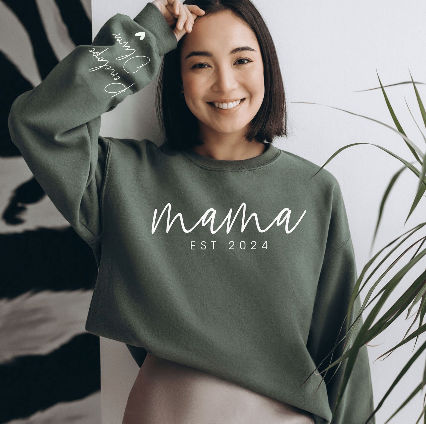 Individuelles Mama Sweatshirt mit Datum und Namen des Kindes auf dem Ärmel