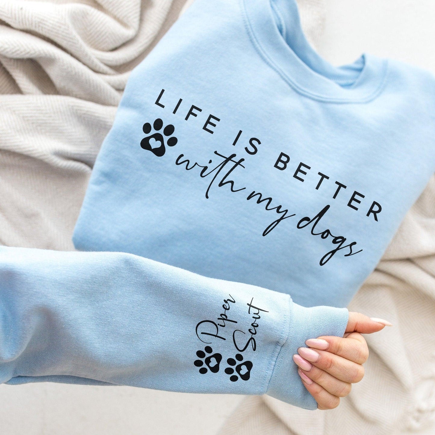Personalisiertes Life Is Better With My Dogs Sweatshirt - Geschenk für Hundeliebhaber - GiftHaus