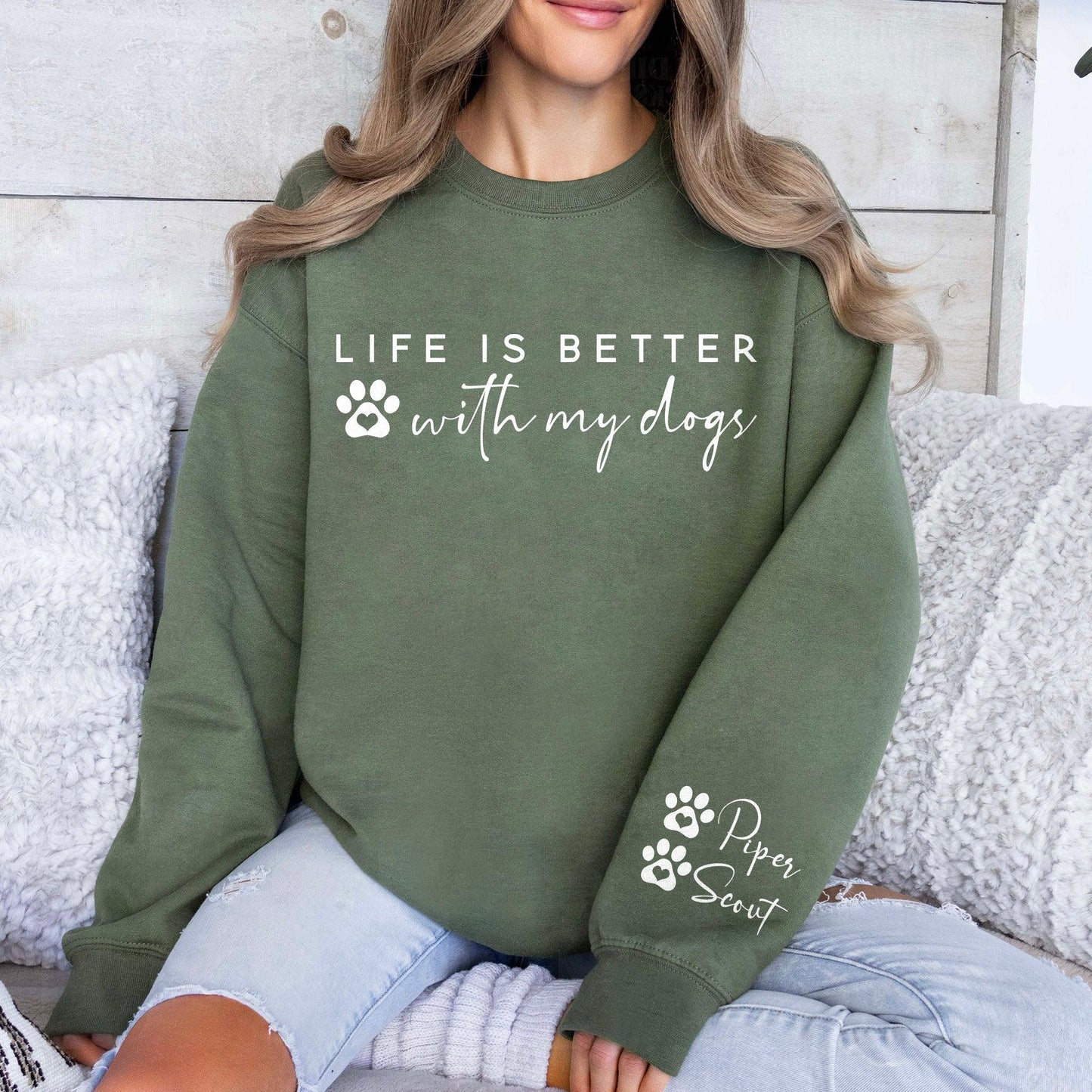 Personalisiertes Life Is Better With My Dogs Sweatshirt - Geschenk für Hundeliebhaber - GiftHaus