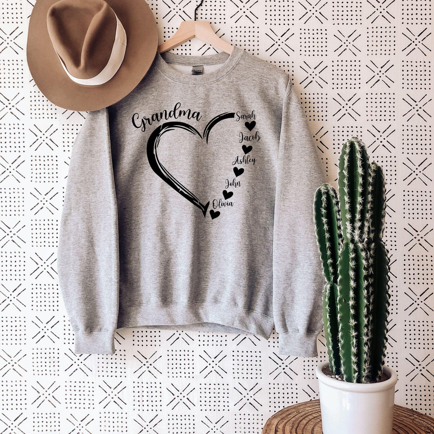 Personalisiertes Oma Sweatshirt, Oma Herz Sweatshirt, Geschenk für Oma - GiftHaus