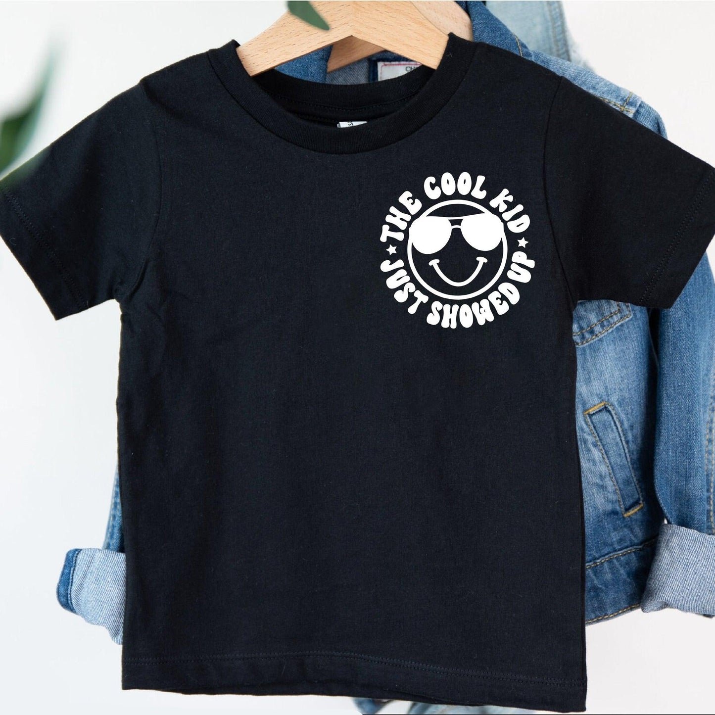 The Cool Kid Just Showed Up Shirt - Geschenk für Kinder - GiftHaus