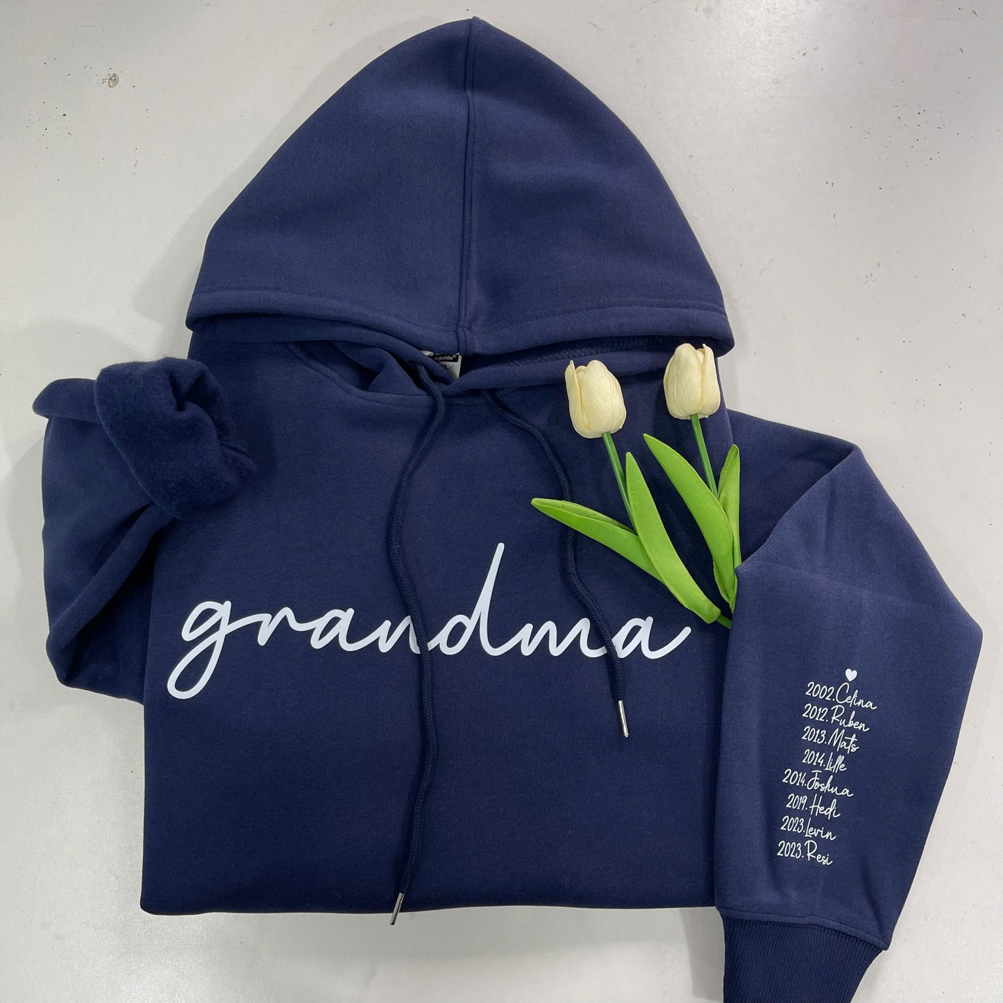Personalisiertes Oma-Sweatshirt und Hoodie mit Kindernamen auf dem Ärmel