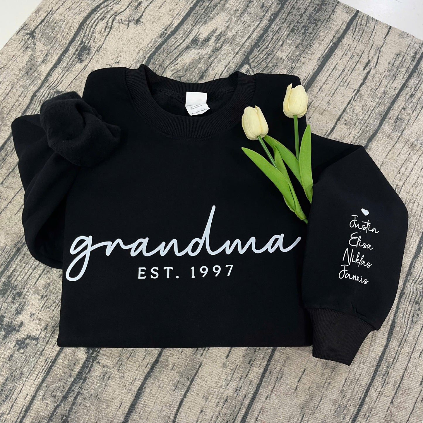 Personalisiertes Oma-Sweatshirt und Hoodie mit Kindernamen auf dem Ärmel