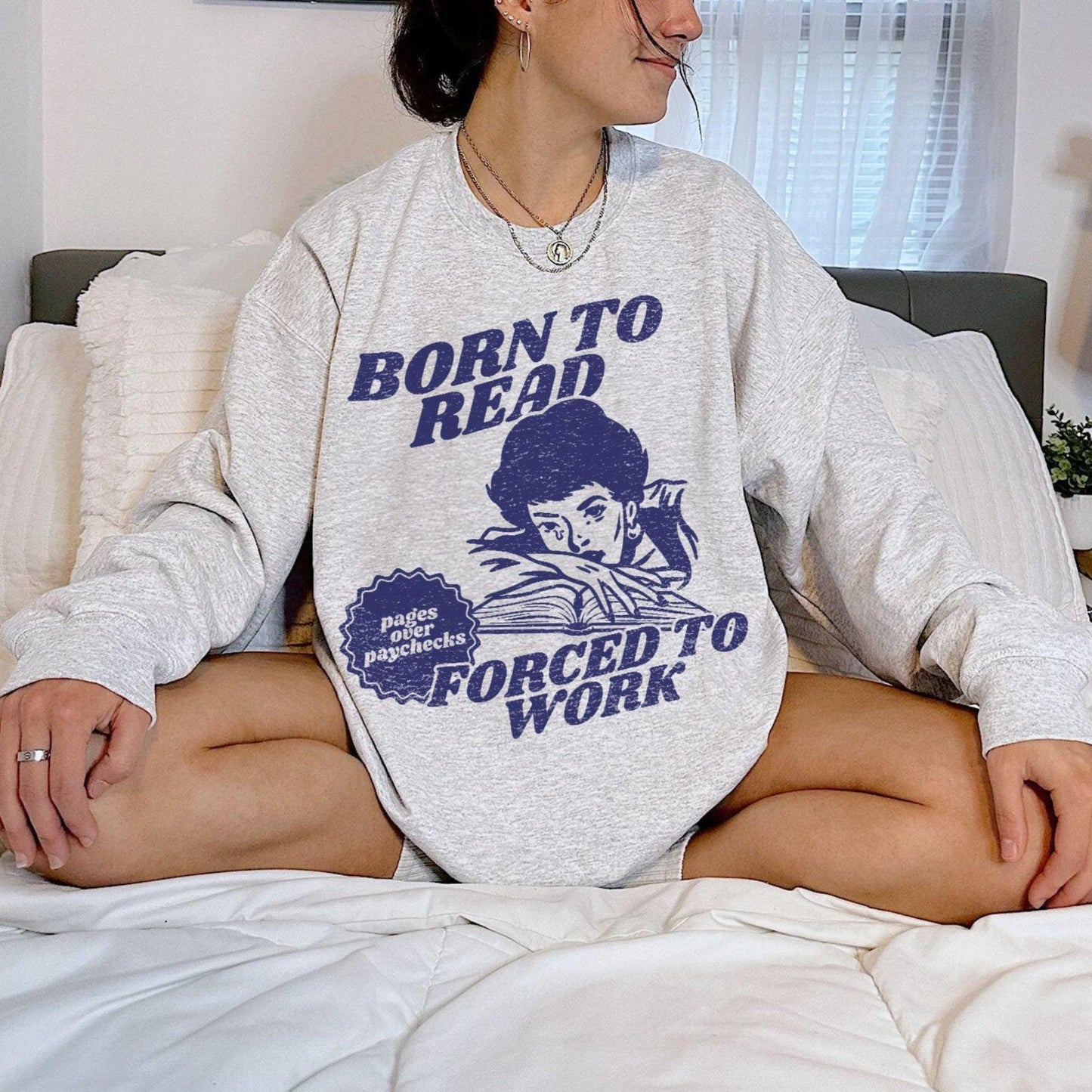 Zum Lesen Geboren Zur Arbeit Gezwungen Sweatshirt - Bücherhaftes Geschenk - GiftHaus
