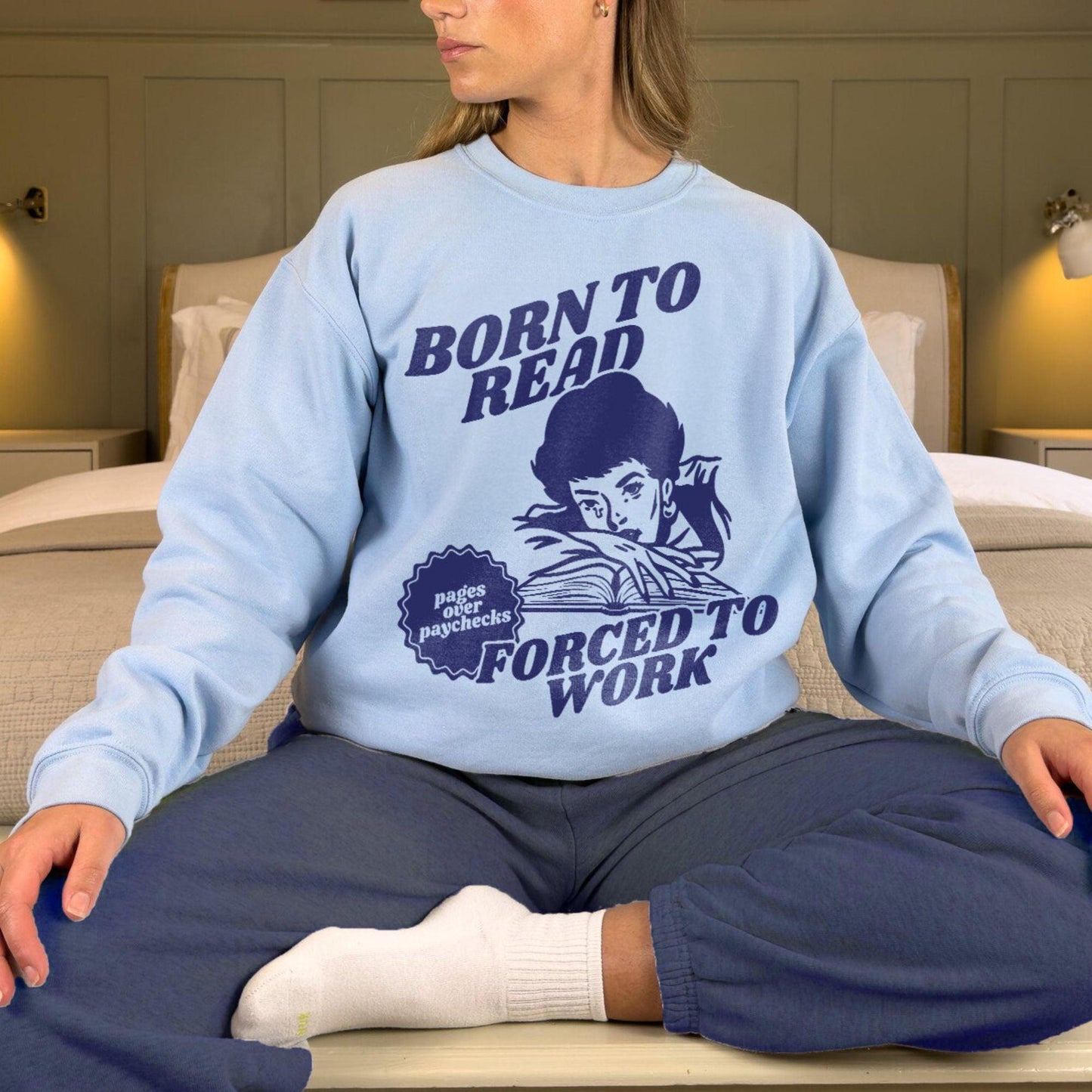 Zum Lesen Geboren Zur Arbeit Gezwungen Sweatshirt - Bücherhaftes Geschenk - GiftHaus