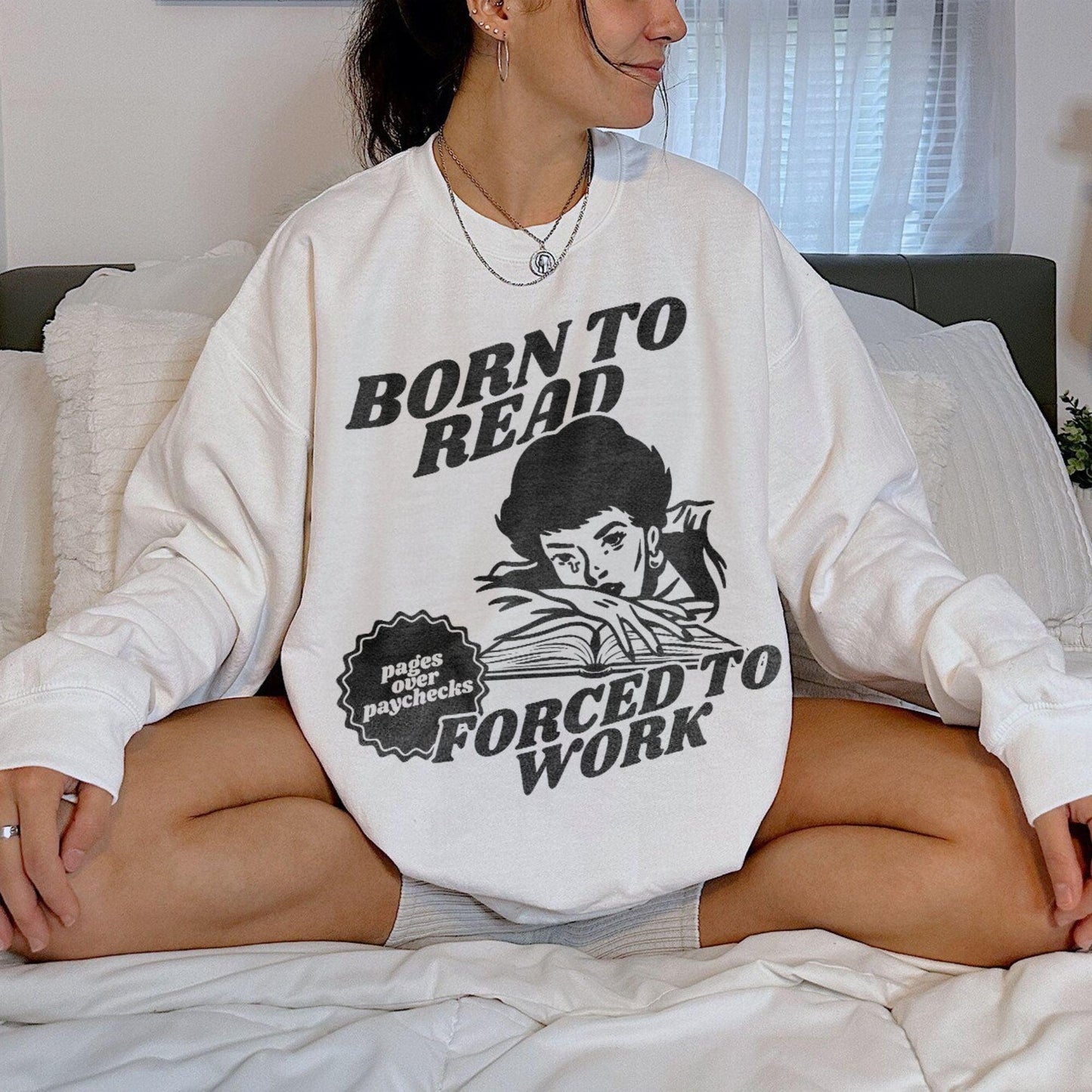Zum Lesen Geboren Zur Arbeit Gezwungen Sweatshirt - Bücherhaftes Geschenk - GiftHaus
