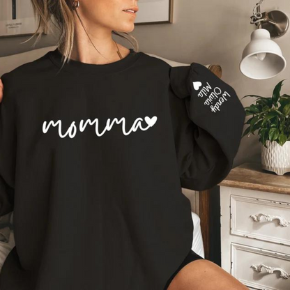 Personalisiertes Momma-Sweatshirt mit Kindernamen auf dem Ärmel – Geschenk für Mütter