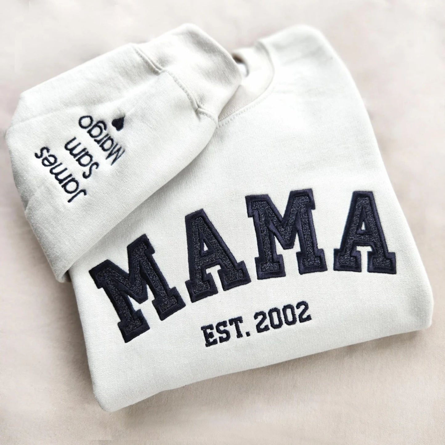 Personalisiertes Besticktes Mama Sweatshirt mit den Namen der Kinder auf dem Ärmel