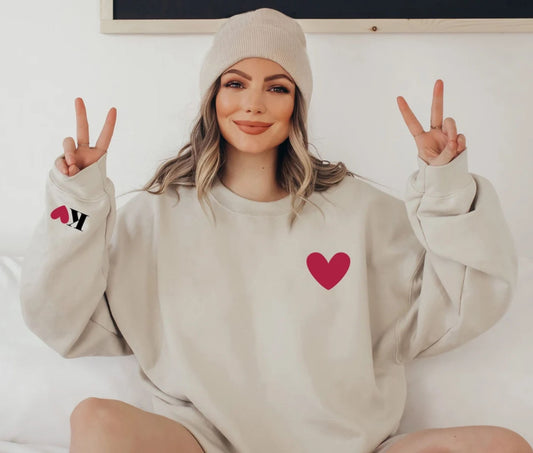 Valentinstag-Sweatshirt für Frauen mit Initialen auf dem Ärmel – Valentinstagsgeschenk