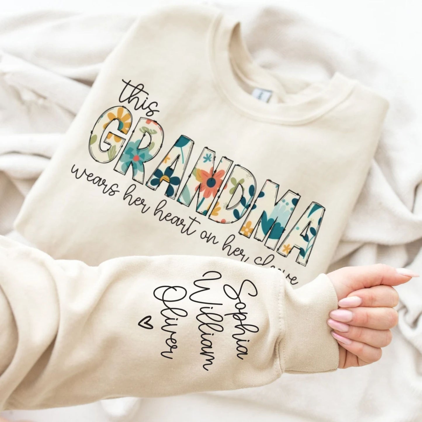 Personalisiertes Sweatshirt für Oma, Weihnachtsgeschenk für Mama - Ich trage mein Herz auf meinem Ärmel