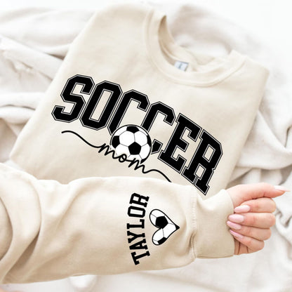 Personalisiertes Fußball-Mama-Sweatshirt mit den Namen der Kinder auf dem Ärmel – Geschenk für Fußball-Mama