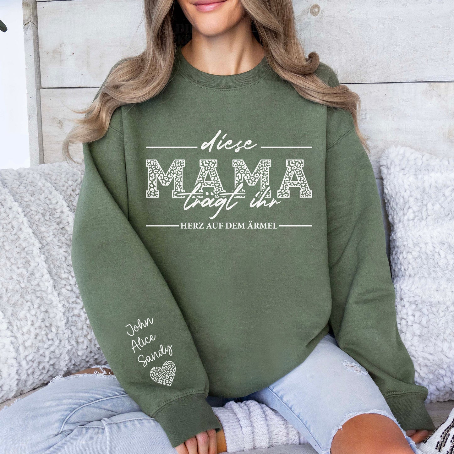 Personalisiertes Mama-Sweatshirt mit den Namen der Kinder auf dem Ärmel, Ich trage mein Herz auf dem Ärmel