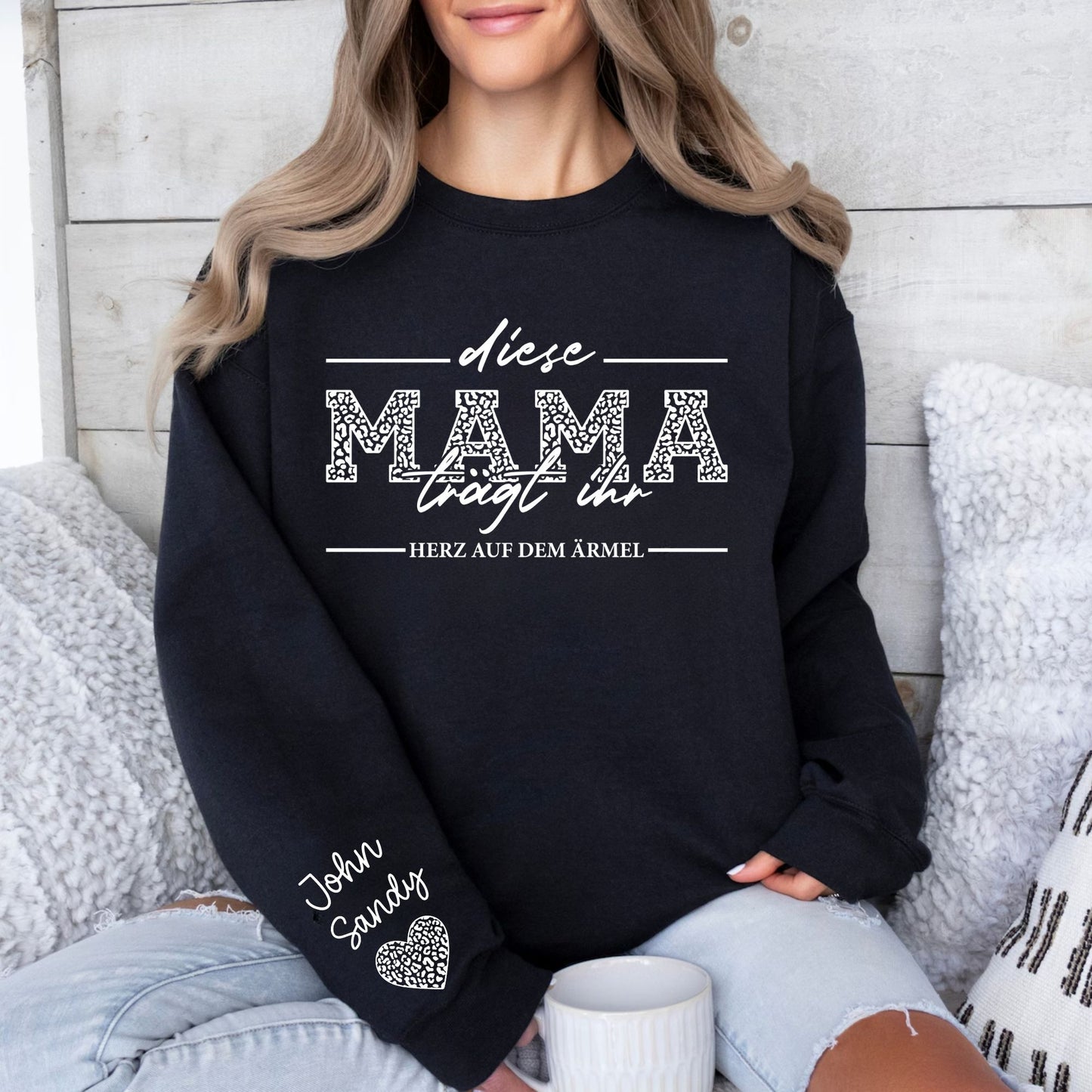 Personalisiertes Mama-Sweatshirt mit den Namen der Kinder auf dem Ärmel, Ich trage mein Herz auf dem Ärmel