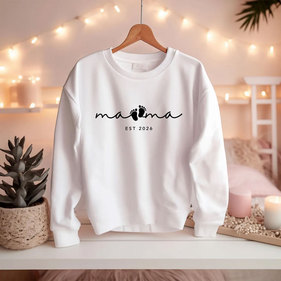 Mama EST 2026 Shirt mit Babyfüßen – Personalisiertes Geschenk für werdende Mama