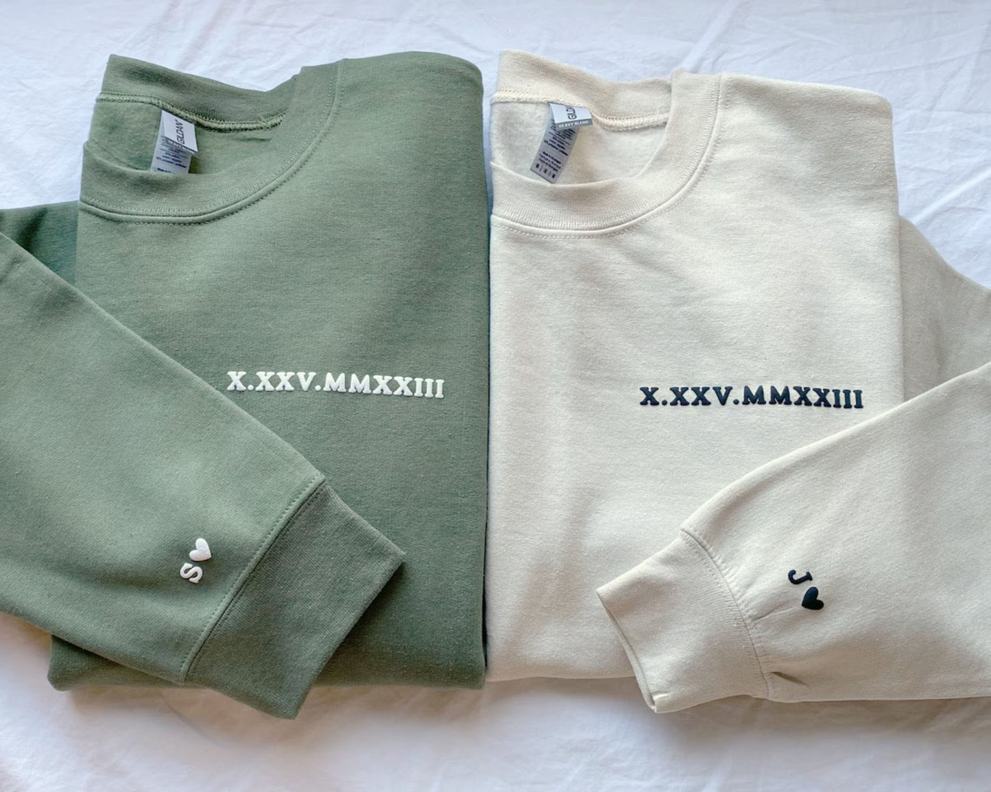 Personalisierter Pullover mit römischem Datum und Initialen auf dem Ärmel, personalisierter Paar-Pullover