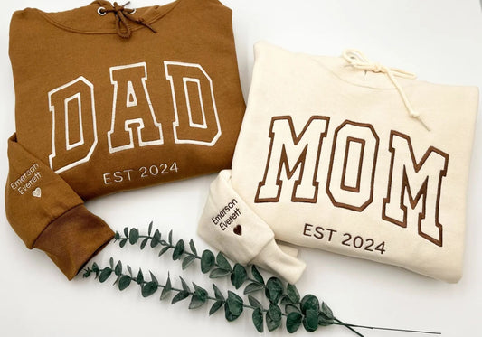 Besticktes DAD MOM Sweatshirt und Hoodie mit Name und Herz auf dem Ärmel, Geschenk für Papa und Mama