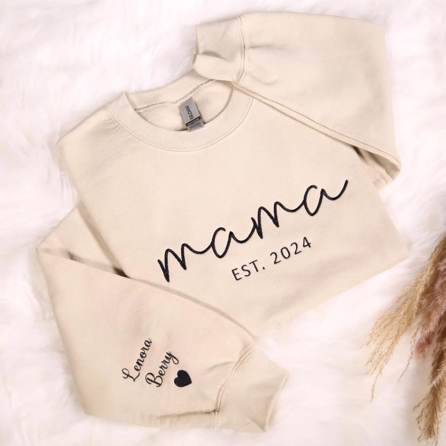 Individuell besticktes Mama-Sweatshirt mit Kindernamen auf dem Ärmel – Besonderes Geschenk für Mama