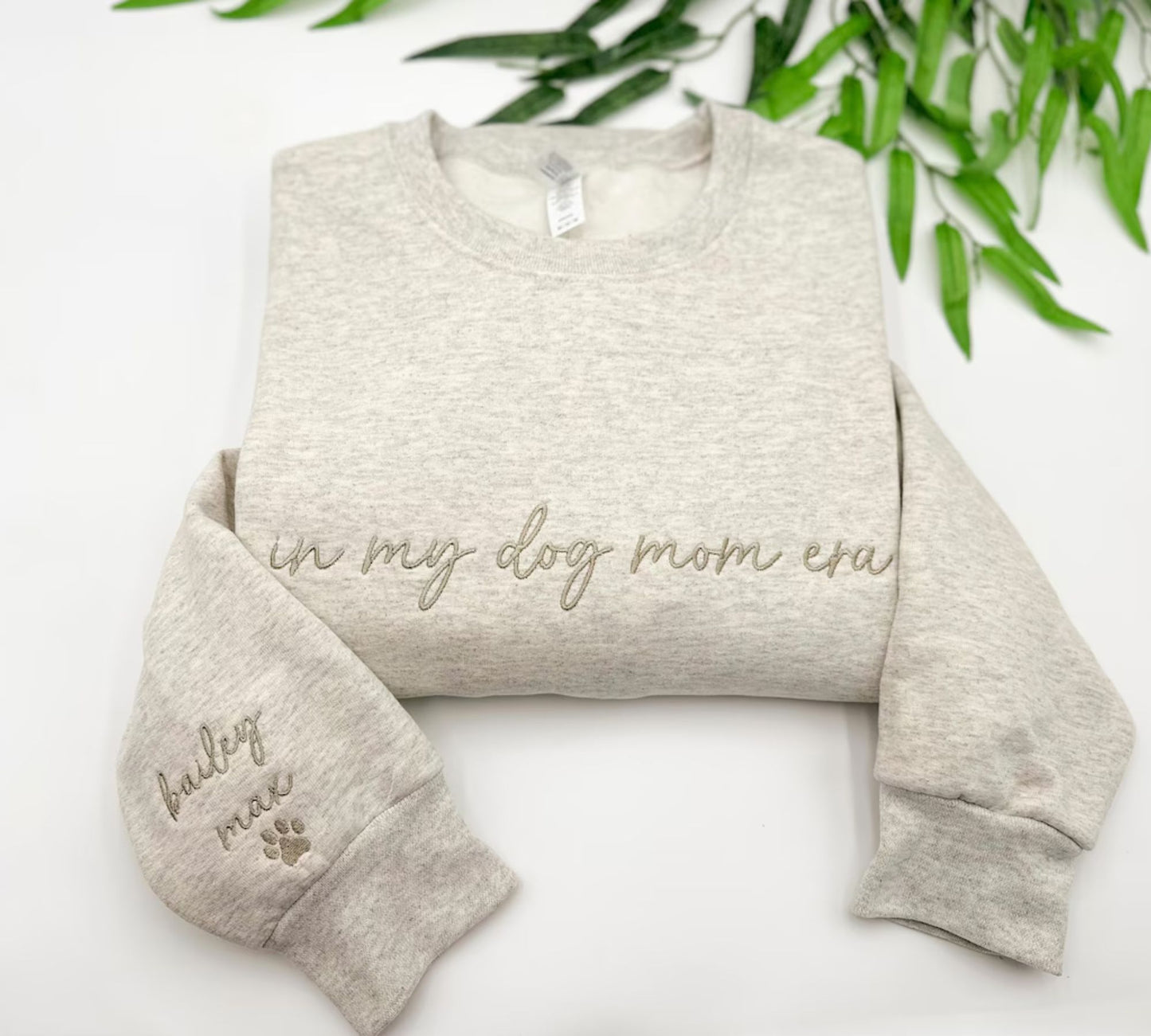 Besticktes 'In My Dog Mom Era' Sweatshirt mit den Namen der Hunde auf dem Ärmel - Geschenk für Hundeliebhaber