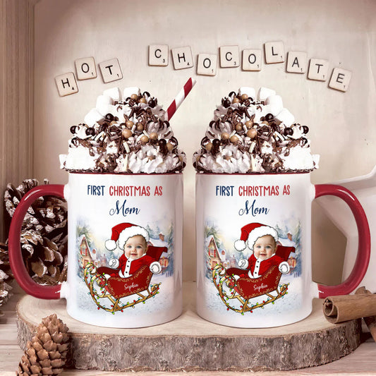 Individuelle Tasse mit Foto: Gesicht auf Santas Schlitten mit "Erstes Weihnachten als Mama" - Personalisierte Foto-Tasse