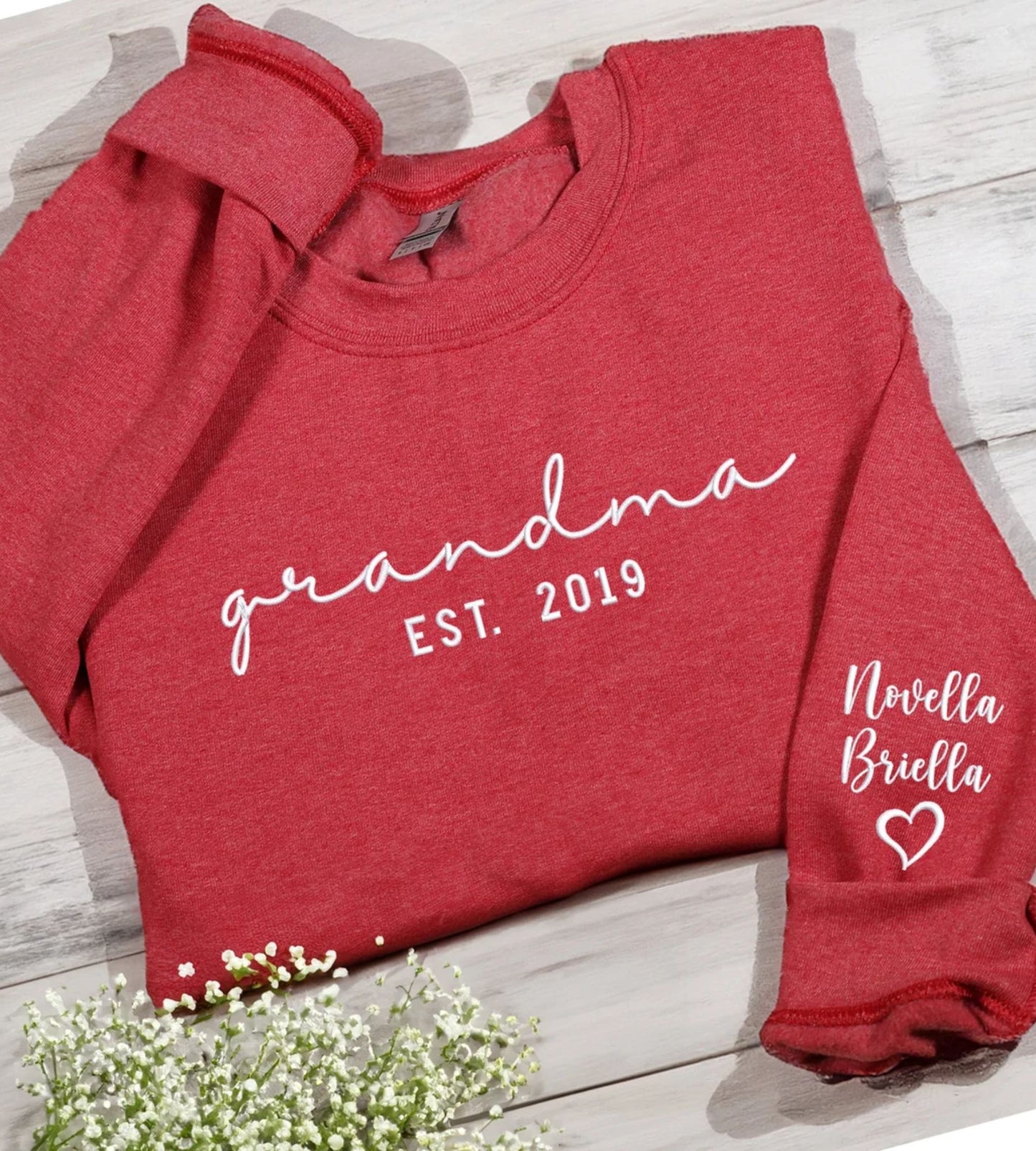 Besticktes individuelles Oma-Sweatshirt mit den Namen der Enkelkinder auf dem Ärmel - Geschenk für Oma