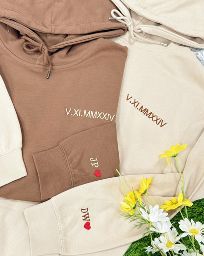 Personalisierter Kapuzenpullover mit gestickten römischen Ziffern und Initiale am Ärmel – Valentinstagsgeschenk