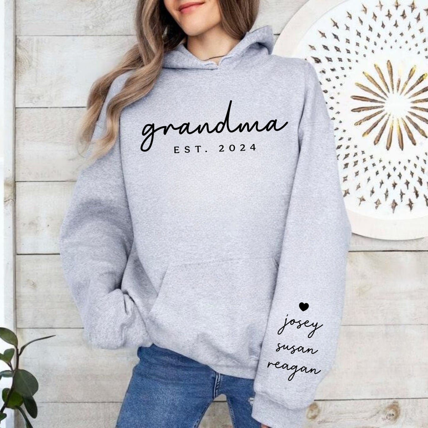 Personalisiertes Oma-Sweatshirt und Hoodie mit Kindernamen auf dem Ärmel