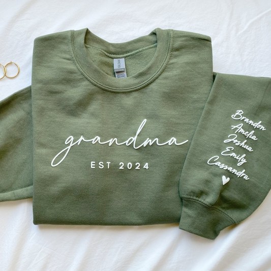 Personalisierter geprägter Oma-Pullover mit Enkelkindernamen