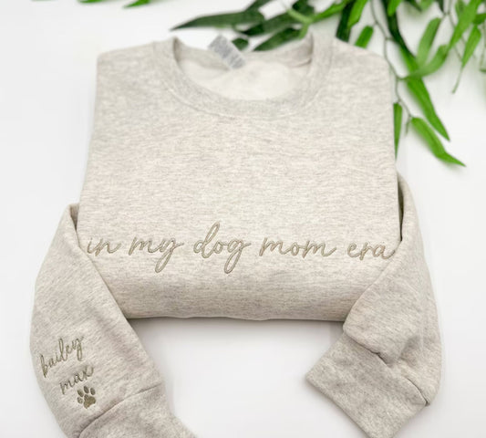 Besticktes 'In My Dog Mom Era' Sweatshirt mit den Namen der Hunde auf dem Ärmel - Geschenk für Hundeliebhaber