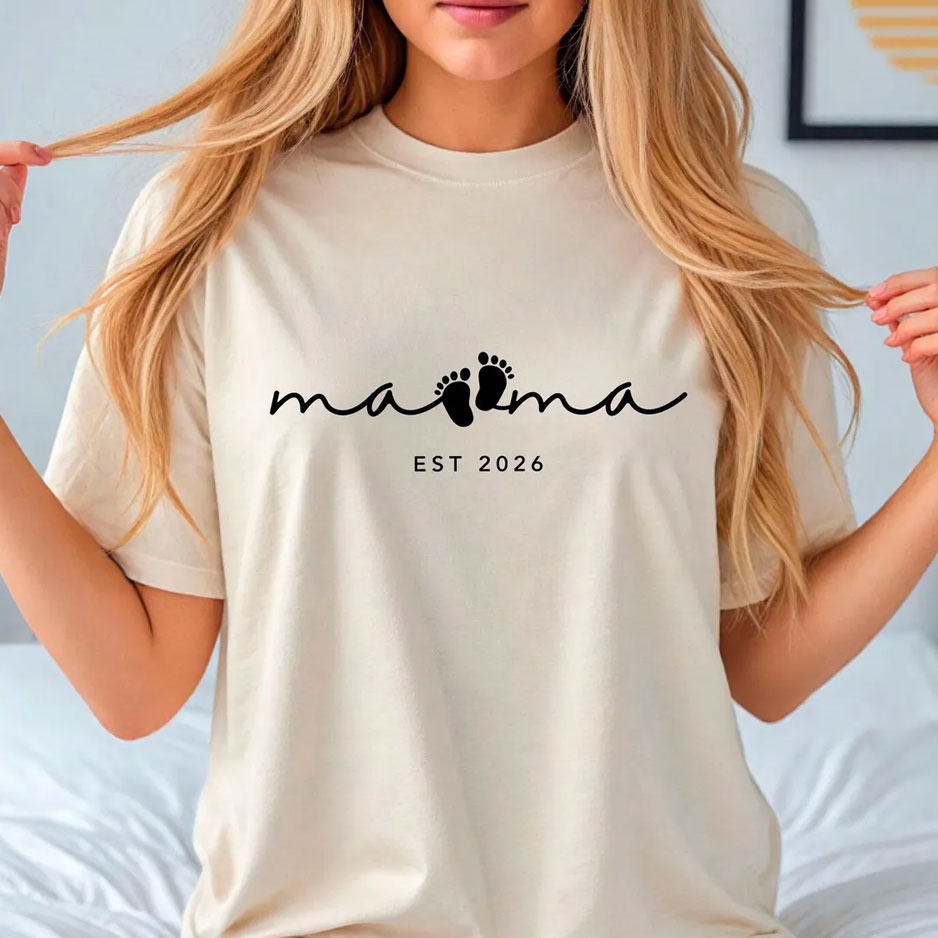 Mama EST 2026 Shirt mit Babyfüßen – Personalisiertes Geschenk für werdende Mama