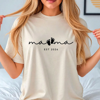 Mama EST 2026 Shirt mit Babyfüßen – Personalisiertes Geschenk für werdende Mama