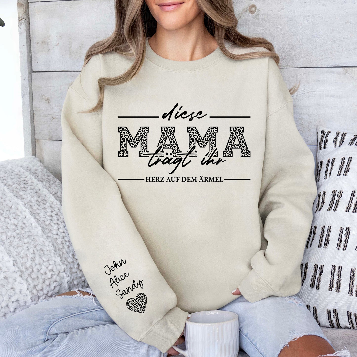 Personalisiertes Mama-Sweatshirt mit den Namen der Kinder auf dem Ärmel, Ich trage mein Herz auf dem Ärmel