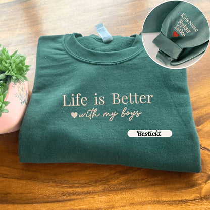 Besticktes 'Life is Better With My Boys' Sweatshirt mit den Namen der Kinder auf dem Ärmel