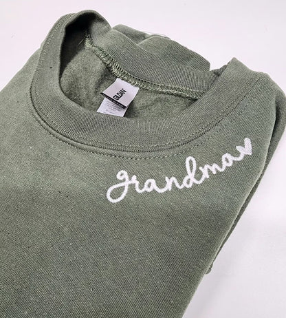 Personalisierter Oma-Sweatshirt mit Kindernamen, Oma-Kragen und Ärmel bestickter Sweatshirt