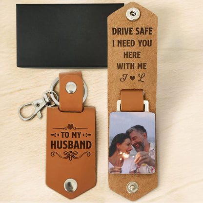 Fahre sicher Ich brauche dich hier bei mir - Personalisierter Leder Foto Schlüsselanhänger - Geburtstagsgeschenke für Männer, Ehemann, Ihn