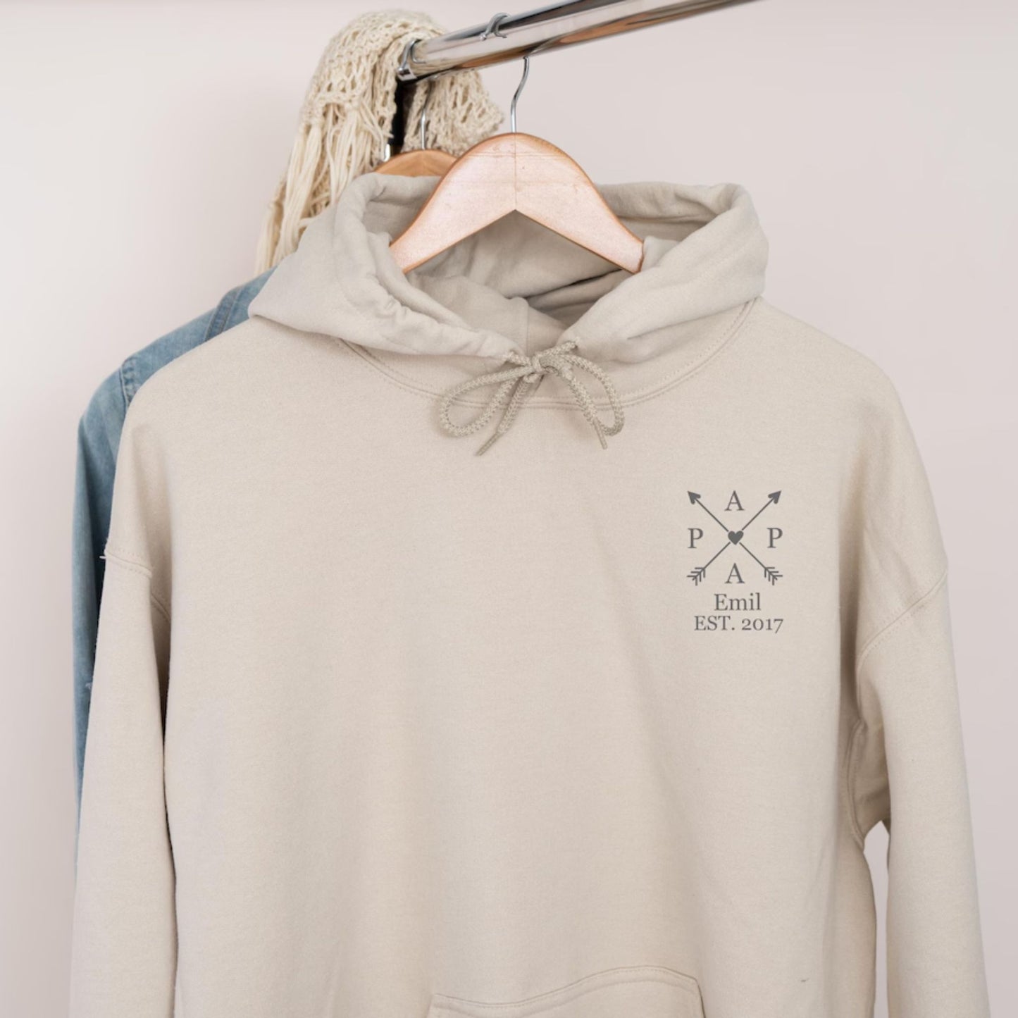 Papas Stolz: Hoodie mit individuellem Namen und Geburtsjahr, Papa-Geschenk