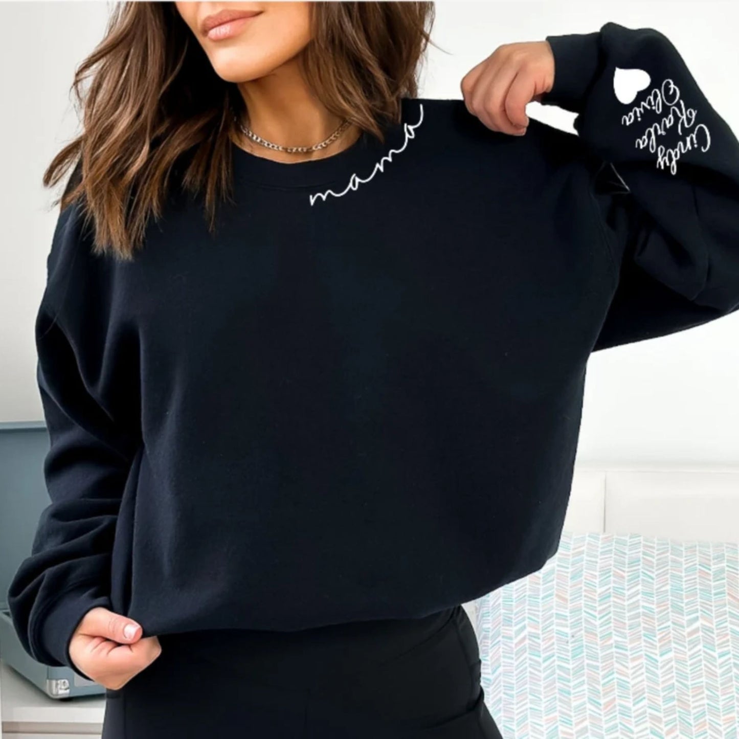 Personalisiertes Mama-Sweatshirt mit dem Namen des Kindes auf dem Ärmel