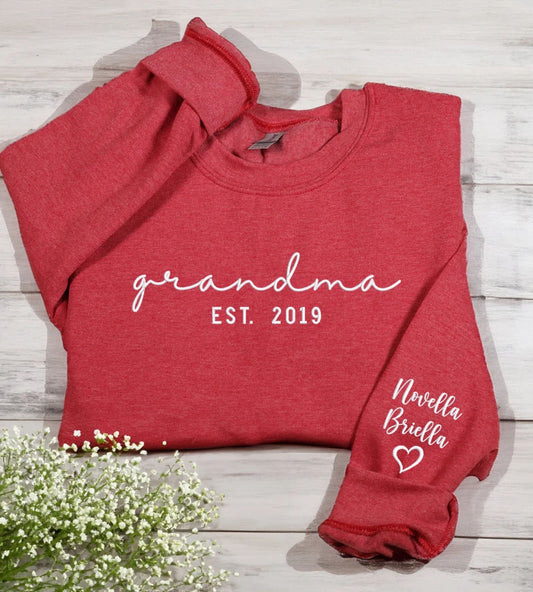 Besticktes individuelles Oma-Sweatshirt mit den Namen der Enkelkinder auf dem Ärmel - Geschenk für Oma