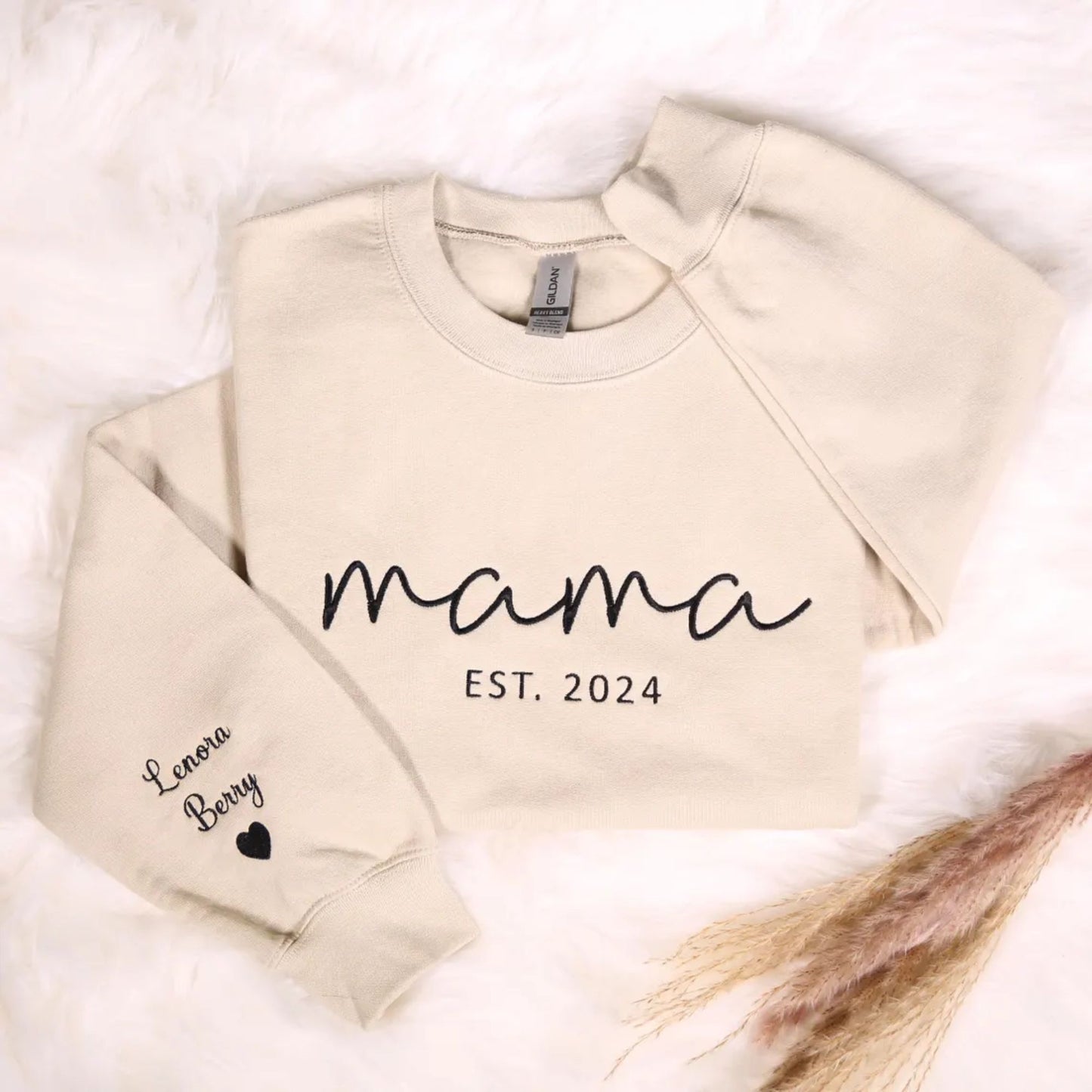 Individuell besticktes Mama-Sweatshirt mit Kindernamen auf dem Ärmel – Besonderes Geschenk für Mama