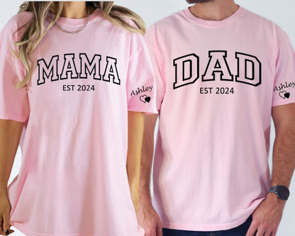 Personalisiertes Mama- und Papa-Shirt mit Kindernamen auf dem Ärmel