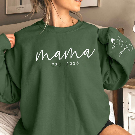 Individuelles Mama Sweatshirt mit Datum und Namen des Kindes auf dem Ärmel