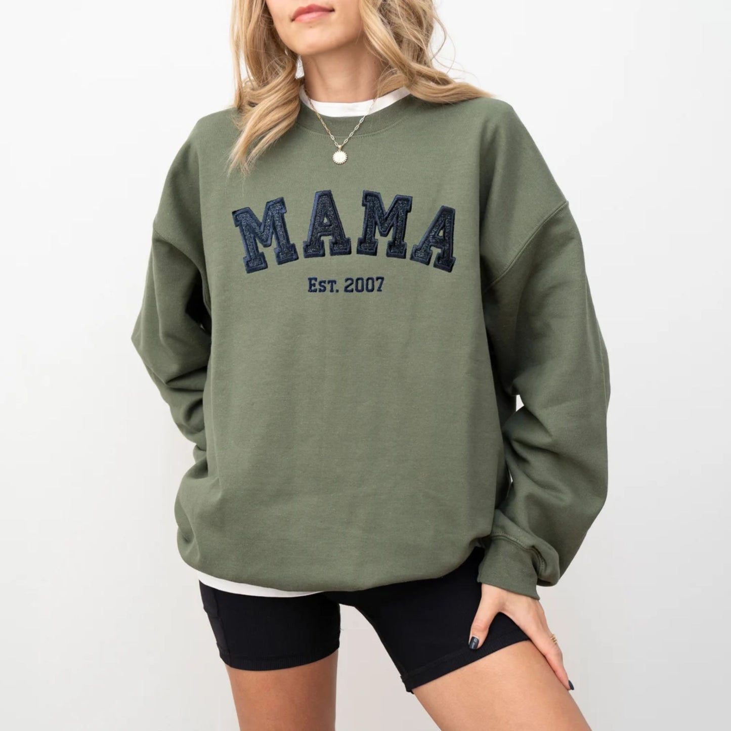 Personalisiertes Besticktes Mama Sweatshirt mit den Namen der Kinder auf dem Ärmel