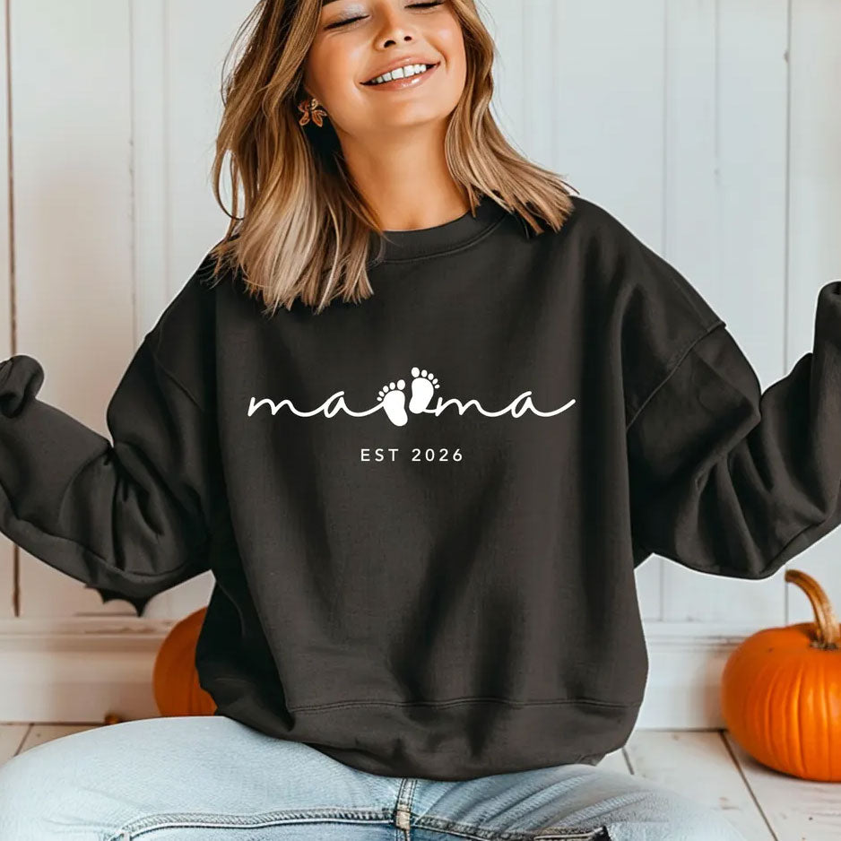 Mama EST 2026 Shirt mit Babyfüßen – Personalisiertes Geschenk für werdende Mama