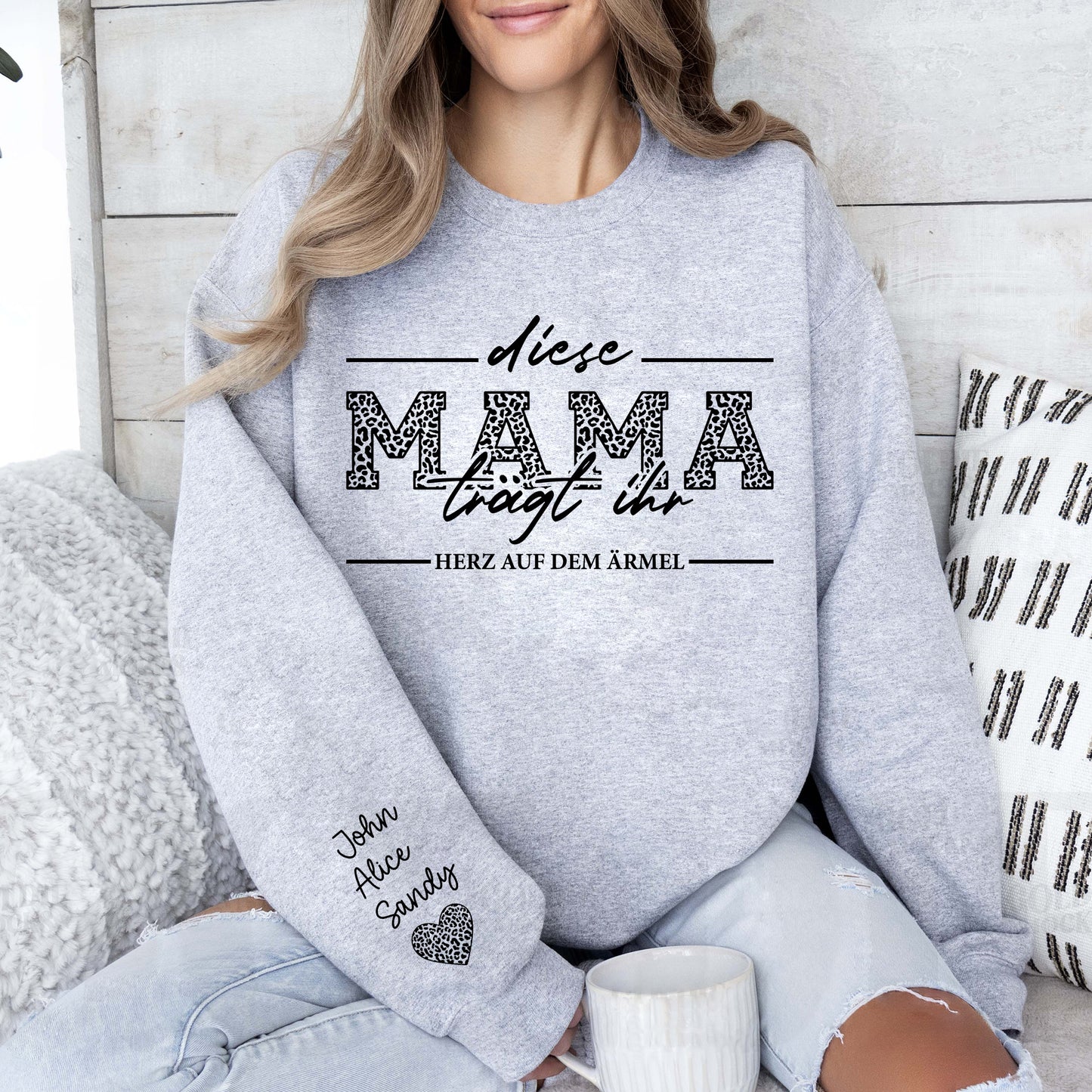 Personalisiertes Mama-Sweatshirt mit den Namen der Kinder auf dem Ärmel, Ich trage mein Herz auf dem Ärmel