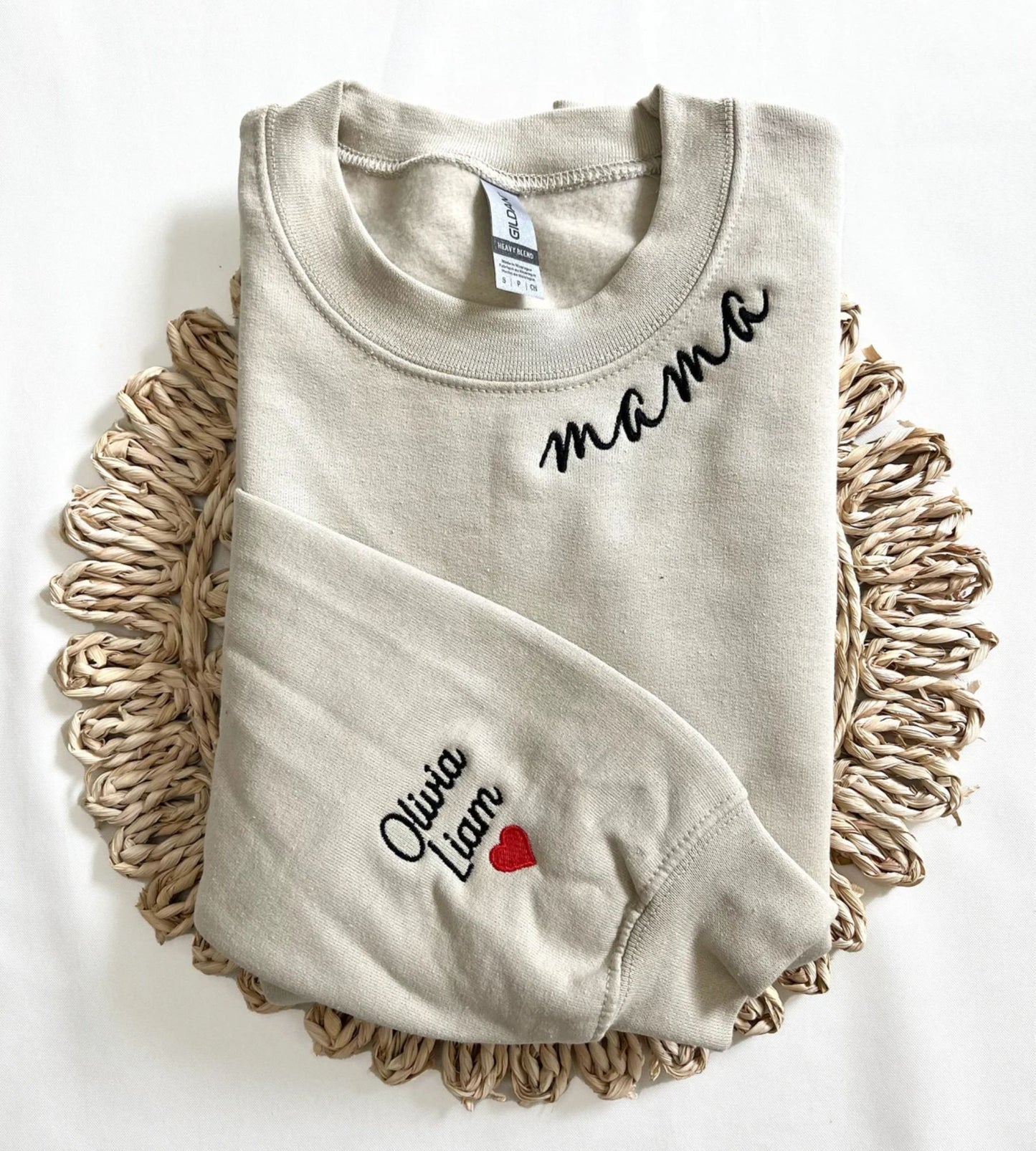 Besticktes Mama-Sweatshirt mit den Namen der Kinder auf dem Ärmel, Geschenk für Mama