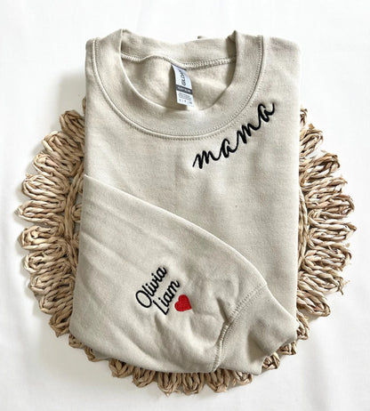 Besticktes Mama-Sweatshirt mit den Namen der Kinder auf dem Ärmel, Geschenk für Mama