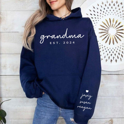 Personalisiertes Oma-Sweatshirt und Hoodie mit Kindernamen auf dem Ärmel