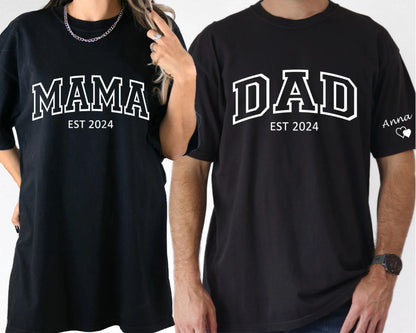 Personalisiertes Mama- und Papa-Shirt mit Kindernamen auf dem Ärmel