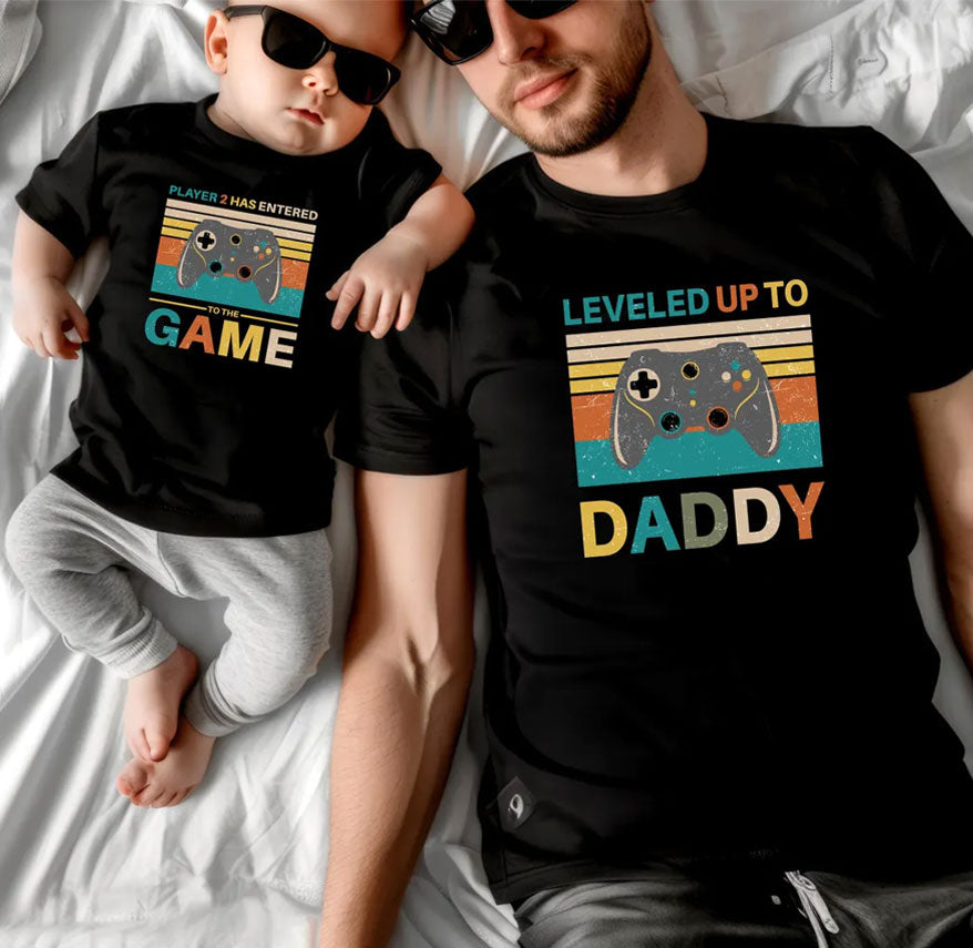 Leveled Up to Daddy T-Shirts – Matching Shirts für Papa & Kids
