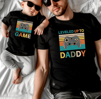 Leveled Up to Daddy T-Shirts – Matching Shirts für Papa & Kids
