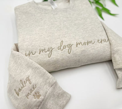 Besticktes 'In My Dog Mom Era' Sweatshirt mit den Namen der Hunde auf dem Ärmel - Geschenk für Hundeliebhaber